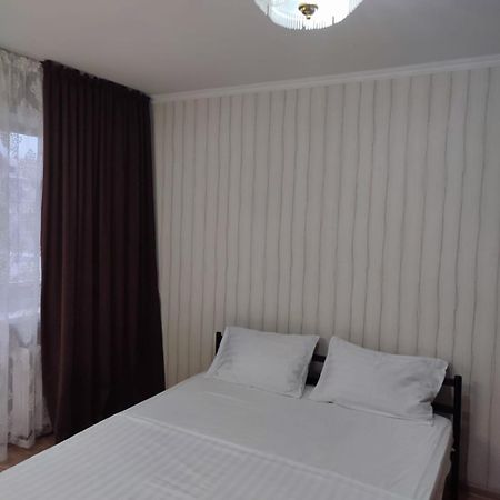 Стандарт Апартаменты Ул.Урицкого 74 Pavlodar Buitenkant foto